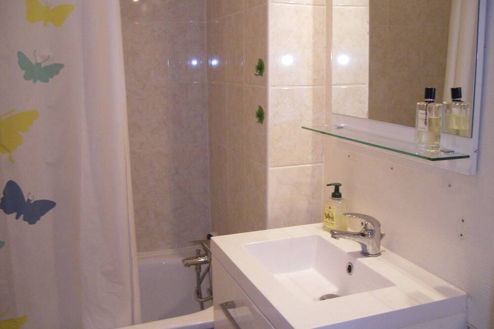 Appartement entier, Appartement plein Sud, face montagne, 5mn à pieds du centre d.Auron.. in Auron, Saint-Étienne-de-Tinée