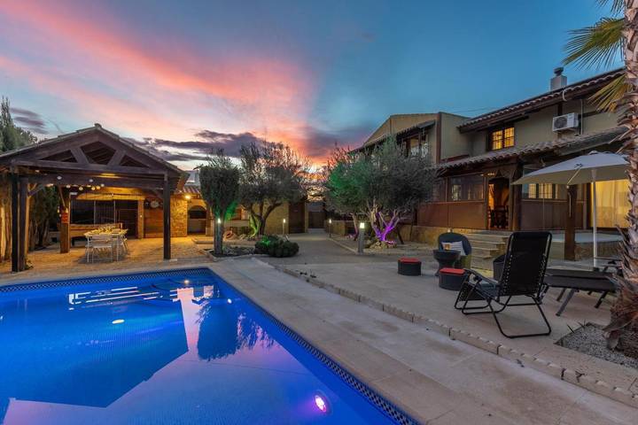 Chalet para 10 personas, con vistas además de piscina y jardín, Se admiten mascotas - 1