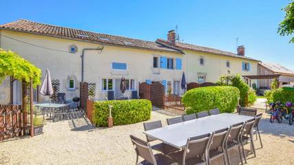 Gîte pour 4 personnes, avec piscine et jardin, adapté aux familles à Brux