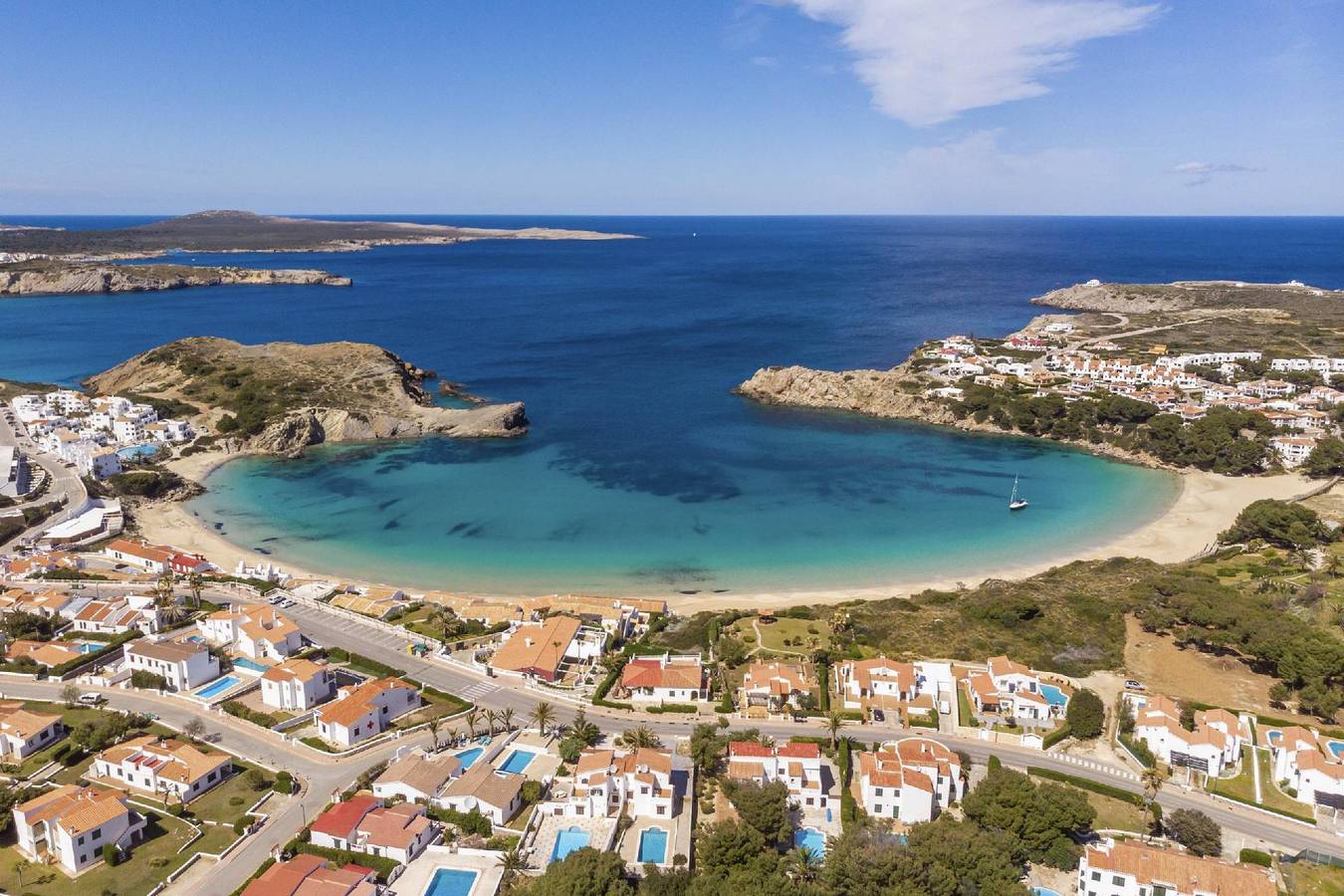 Apartamento vacacional entero, Retiro junto a la playa: Piscina, terraza y Wi-Fi gratuito in Arenal D'en Castell, Menorca