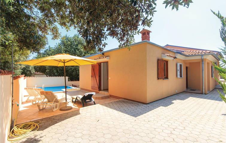Acogedor apartamento de 2 dormitorios con piscina cerca de la playa y de los lugares de interés locales in Vinkuran, Costa sur de Istria