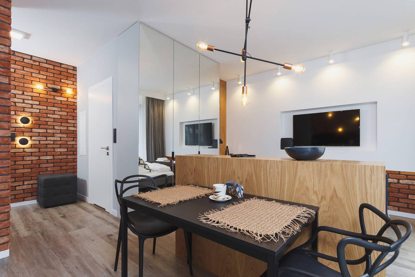 Appartement de vacances entier, Wooden Studio with Balcony | Parking | Close to Station in Cracovie, Petite-Pologne