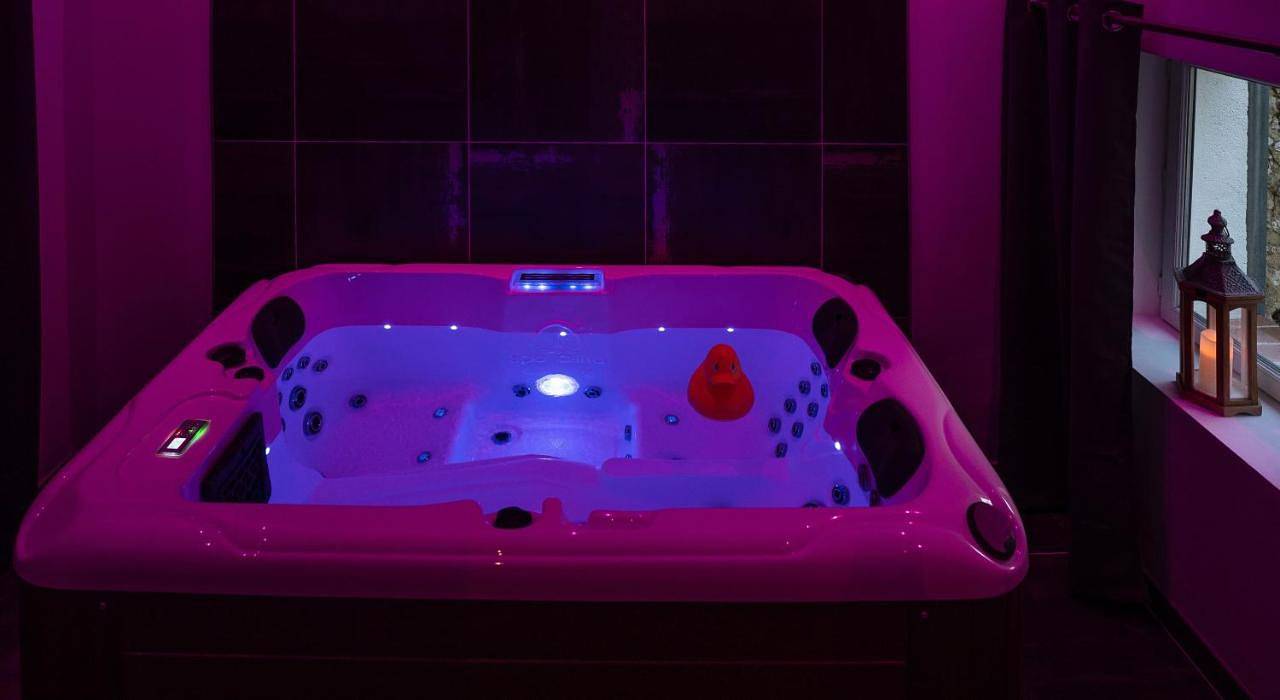 Jacuzzi privé Love Room Entre Nemours et Montargis in Château-Landon, Seine-et-Marne