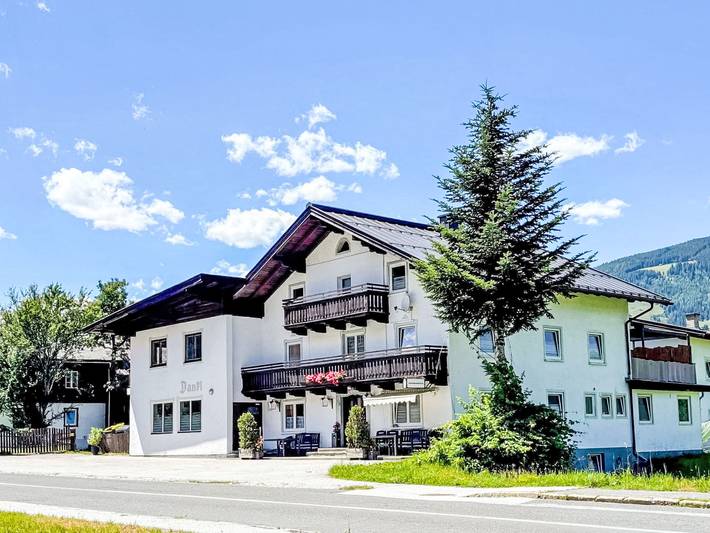 Ferienhaus für 24 Personen, mit Balkon und Terrasse sowie Garten und Sauna