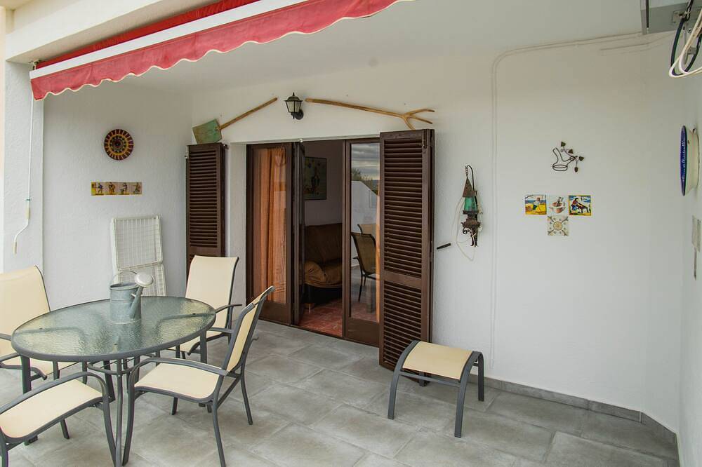 Appartement entier, Vue sur la mer, parking, Wifi, caméras sur la terrasse 25 m2, jardin de 1000 m2 in El Mas Fumats, Roses