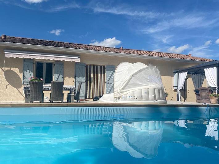 Chambre d’hôte pour 4 personnes, avec jacuzzi et sauna ainsi que jardin et piscine