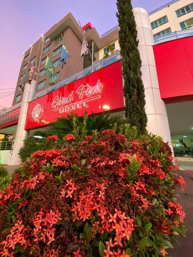 Pousadas para 2 pessoas, com jardim e piscina e ainda sauna em Campo Grande