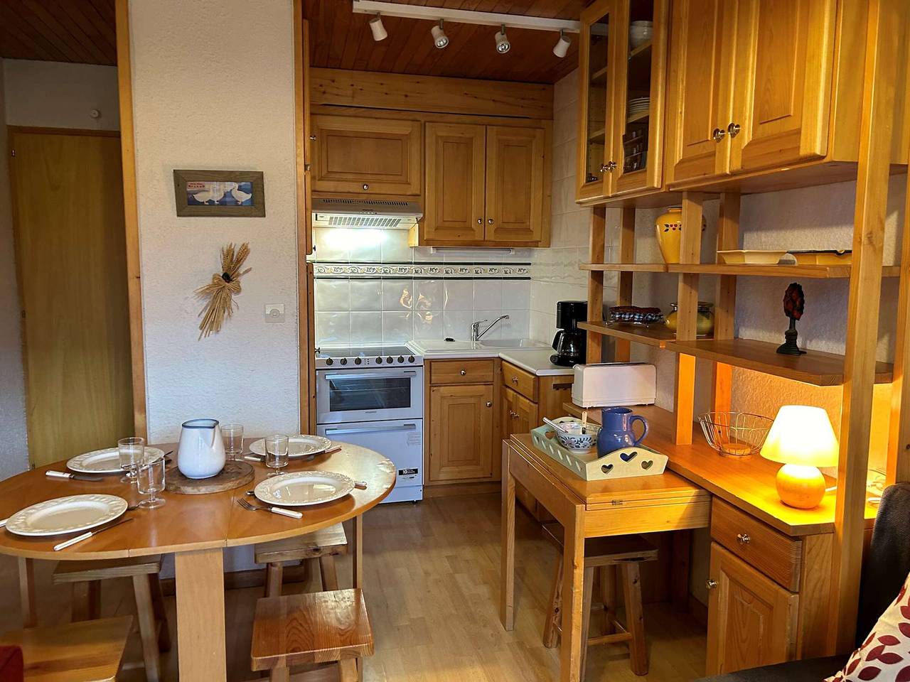 Entire apartment, Méribel: Cozy 2-Room Apt, 4 Pax, near Shops and Slopes in Les Allues, Les Trois Vallées