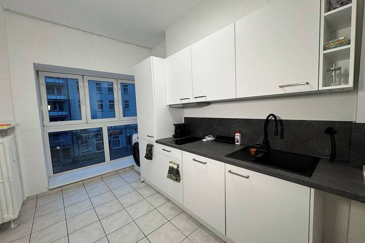 Central Düsseldorf Apartment: 2 Beds, WiFi, Elevator – Close to Hbf & Fair in Düsseldorf-Friedrichstadt, Düsseldorf