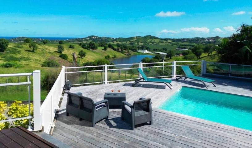 Gîte pour 3 personnes, avec vue sur le lac et piscine ainsi que terrasse et vue à Le François - 3