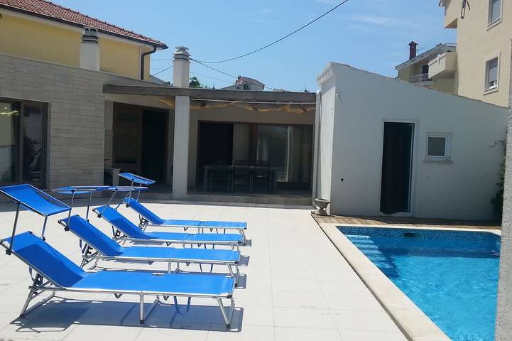 Ferienhaus für 8 Personen, mit Terrasse und Whirlpool sowie Garten, mit Haustier in Premantura