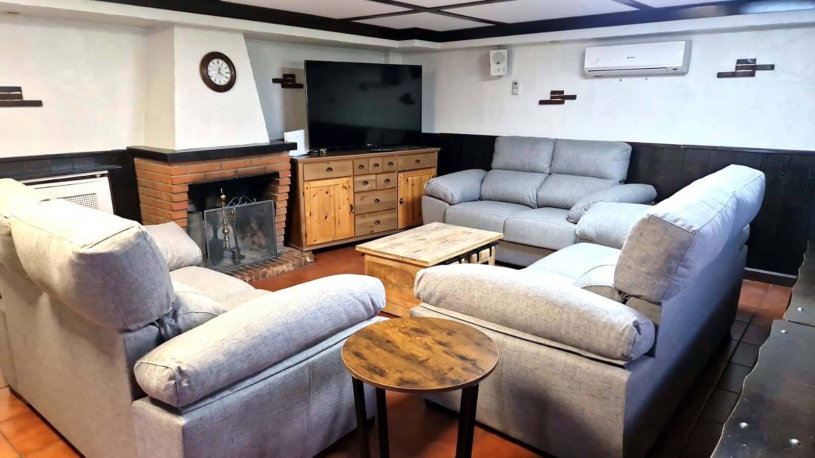 Casa Vacacional 'Viria' con Vistas a la Montaña, Wi-Fi y Aire Acondicionado in Navaluenga, Valle del Alberche