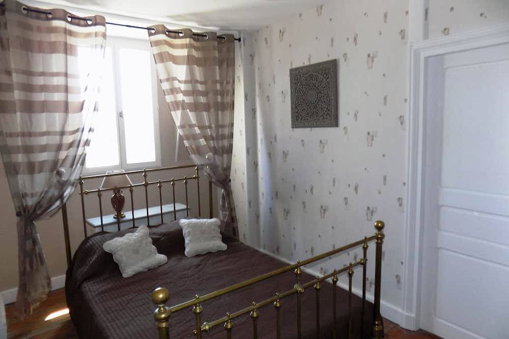 Belle demeure confortable, 6 chambres, billard, wifi, grands jardins in Ahun, Région de Guéret
