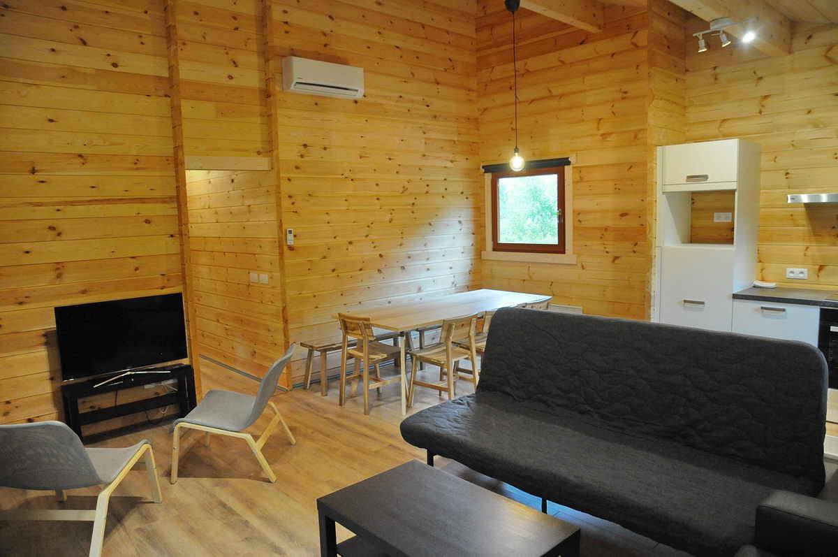 Chalet für 8 Personen im Ferienpark Village de Vacances Oignies in Viroinval, Parc Naturel Viroin Hermeton