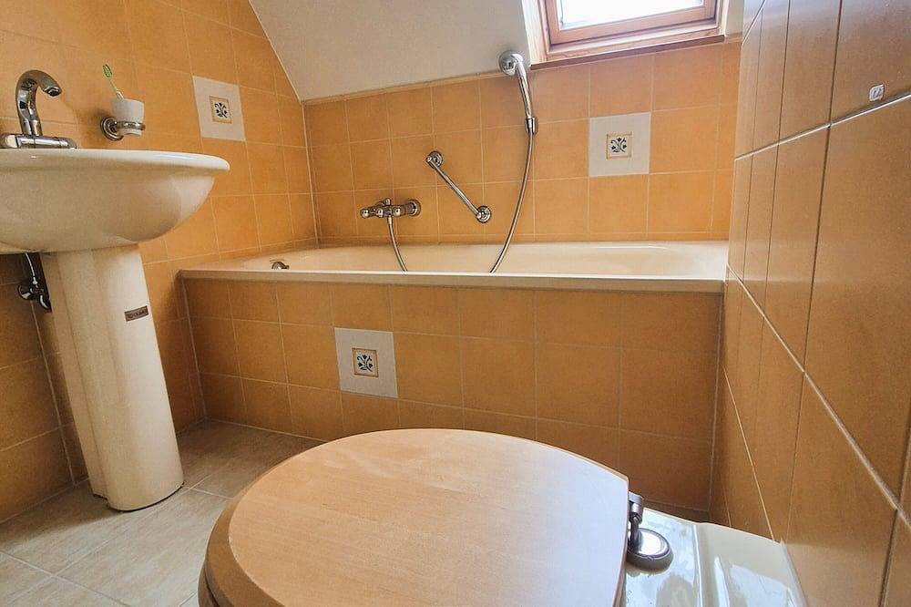 Ganze Wohnung, Nordlandgiebel - lichtdurchflutete Dachgeschosswohnung mit viel Platz in Rosengarten, Landkreis Harburg