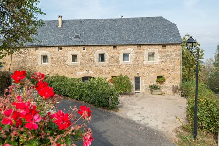 Location de vacances pour 9 personnes, avec Balcon ainsi que Terrasse et Jardin à Sévérac-l'Église