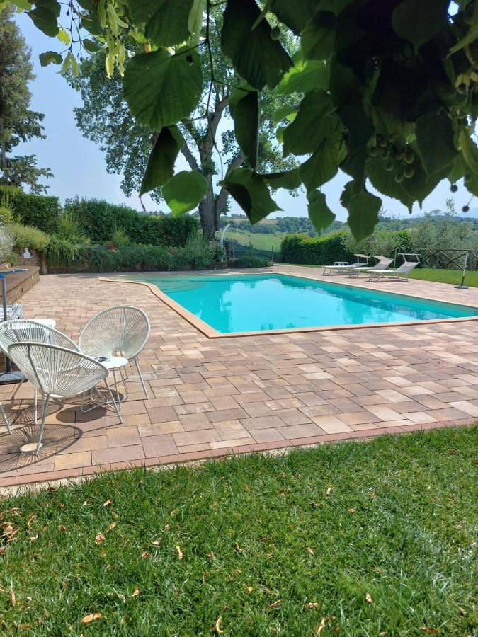 Casa vacanza per 10 persone, con piscina e giardino nonché idromassaggio, adatto a famiglie con bambini in Corridonia