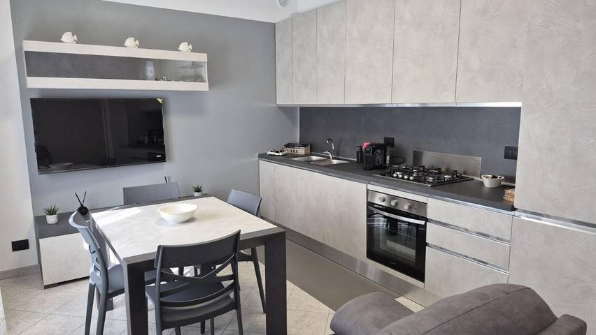 Apartment 'Casa Martina' with Private Terrace, Shared Garden and Air Conditioning