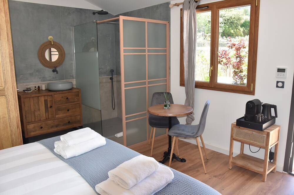 Chambre d'hôtes avec piscine, jacuzzi, sauna et marche dans les vignes in La Cadière-d'Azur, Côte méditerranéenne (France)