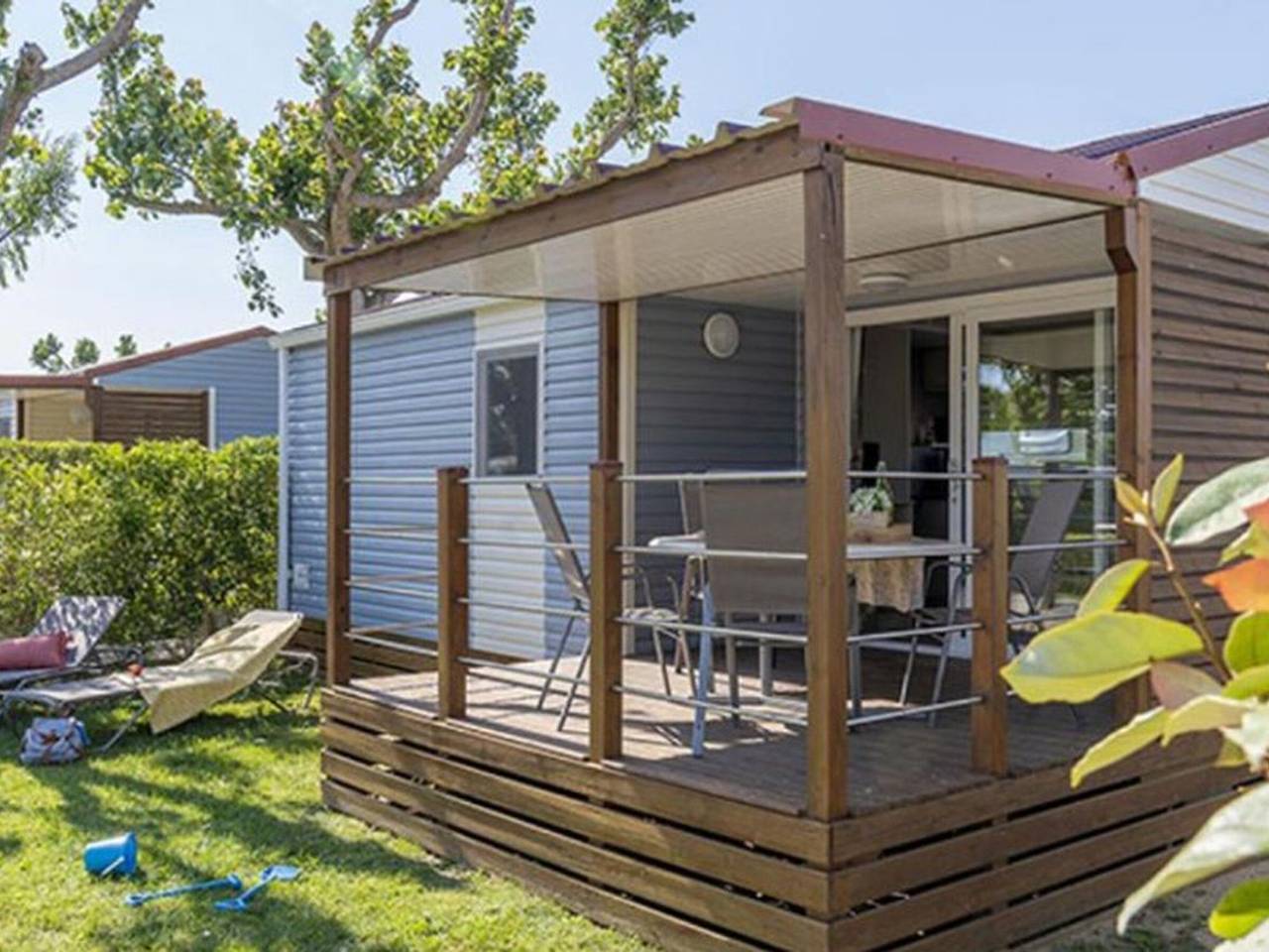 Cozy mobile home with terrace, for 4 guests in Sant Pere Pescador, Upper Empordà