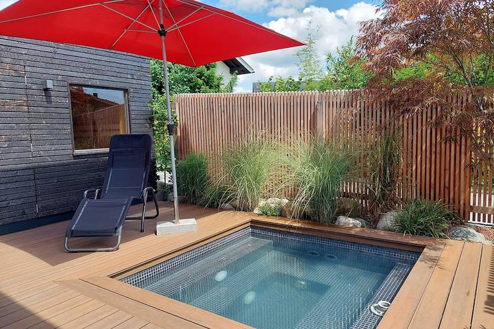 Bungalow für 4 Personen, mit Whirlpool und Terrasse sowie Garten und Pool