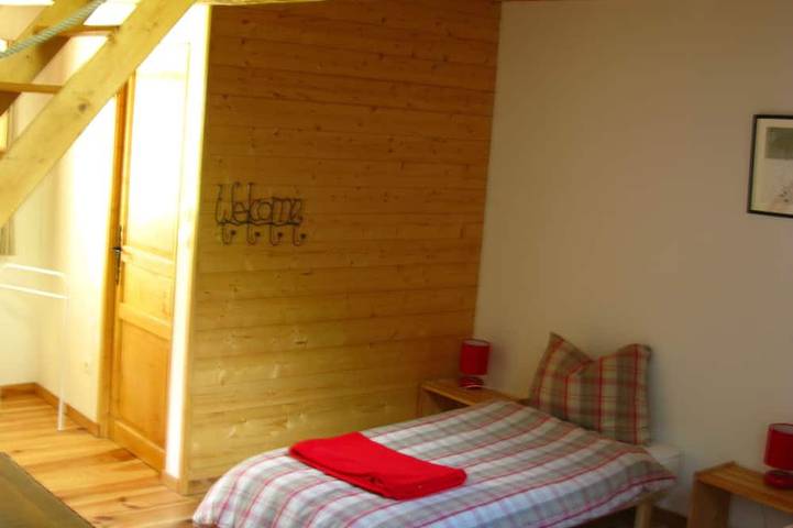 Location de vacances pour 12 personnes, avec terrasse et jardin à Chantelouve - 4