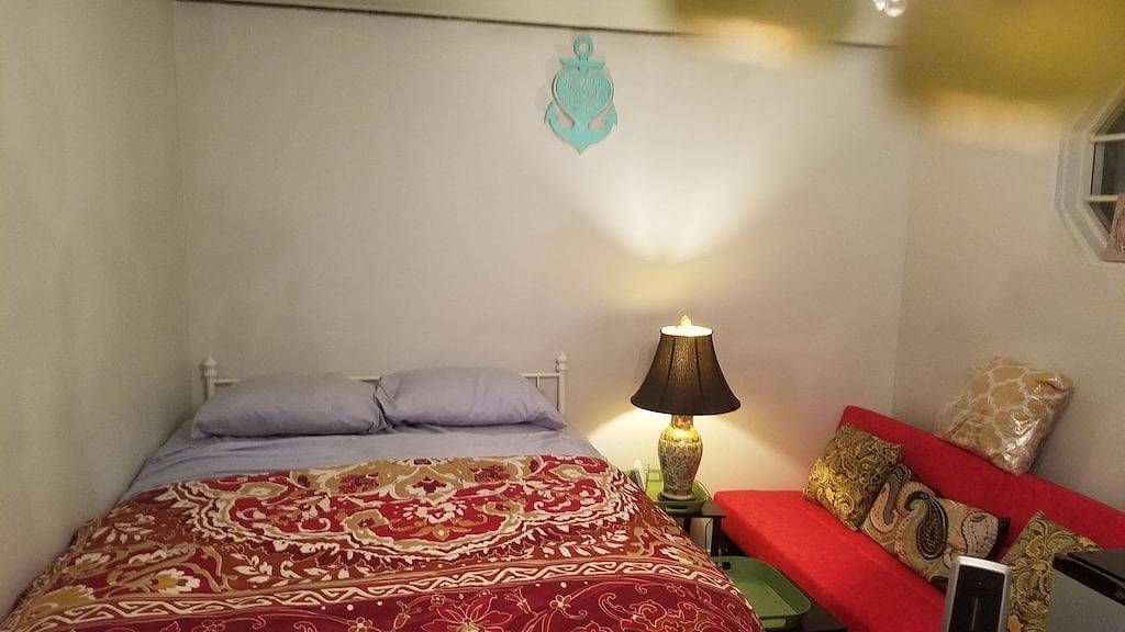 Tinyhouse im Hinterhof des eingezäunten Grundstücks gelegen. in Atlanta, Fulton County