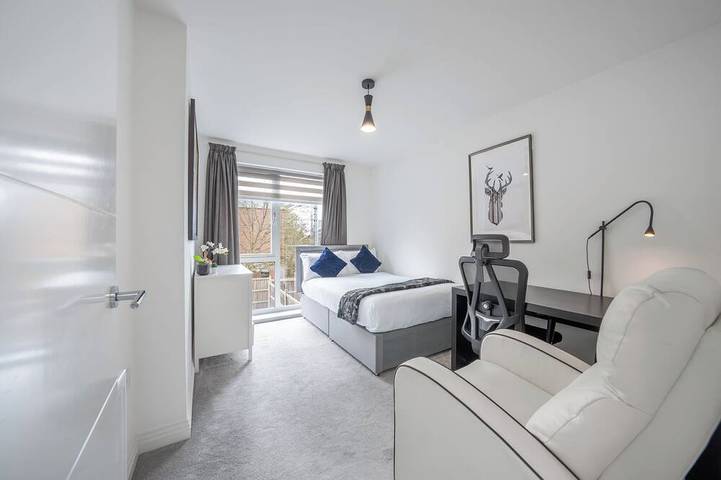 3 bedroom house in Bricket Wood , St Albans with Free Parking and Ev Charger in Hertfordshire