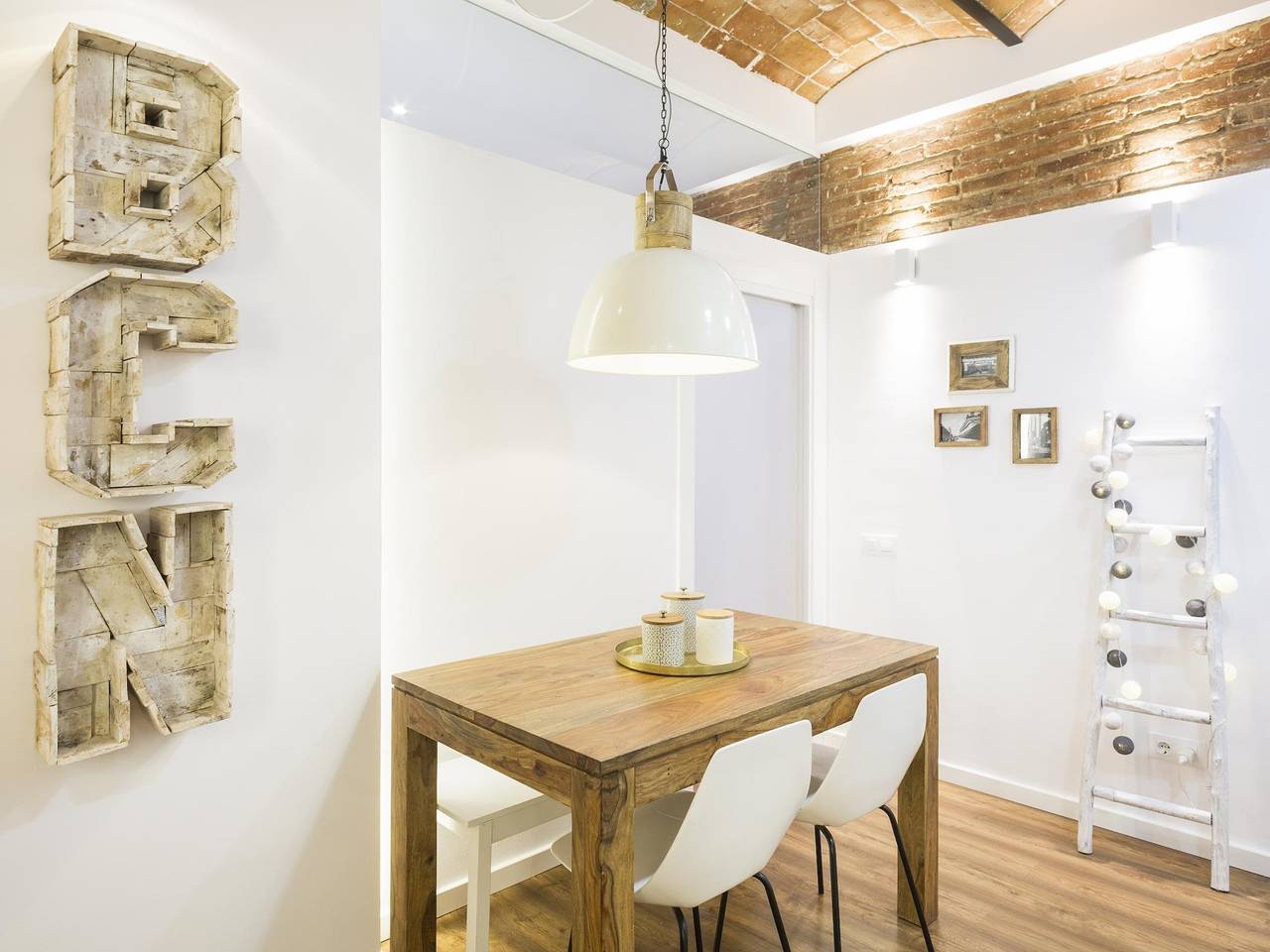 Entire holiday apartment, Brand New 2 Bedroom Apartment In Trendy Poble Sec, 10 Minutes From Ramblas in Barcelona Centre, Barcelona