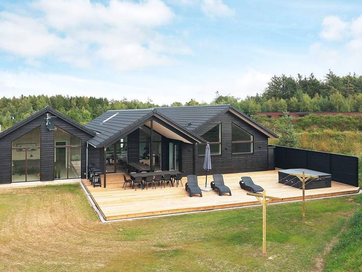 Ferieudlejning for 20 personer, med Terrasse og Have såvel som Pool og Sauna i Virksund