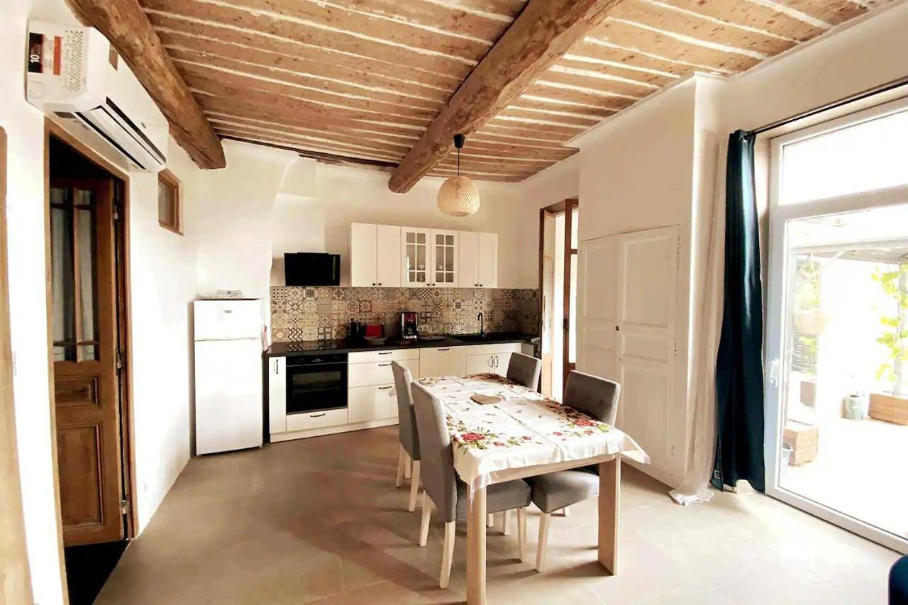 Appartement entier, Appartement provençal climatisé avec terrasse vue dégagée in Les Arcs (Var), Région de Draguignan
