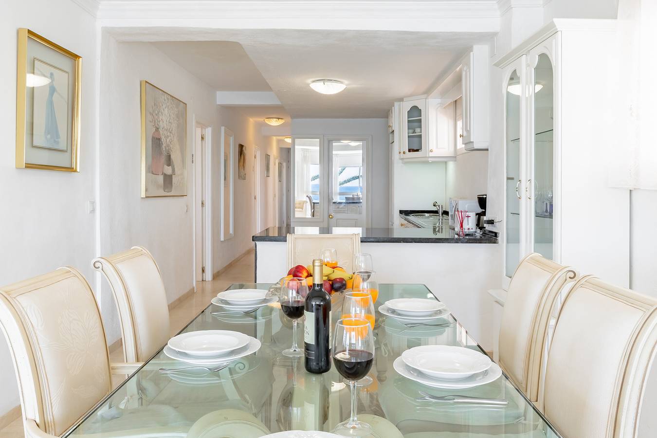 Entire apartment, Apartment 'Cortijo Blanco' with Sea View, Wi-Fi and Air Conditioning in Playa de Cortijo Blanco, Marbella