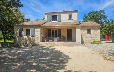 Gîte pour 5 personnes, avec terrasse ainsi que jacuzzi et piscine, animaux acceptés à Barjac