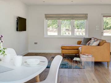 Log Cabin for 2 People in Bibury, The Cotswolds, Photo 2