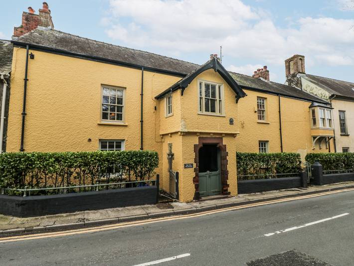 Cottage for 10 people, with garden, with pets in Laugharne