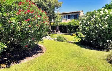 Location de vacances pour 6 personnes, avec terrasse et piscine à Paradou