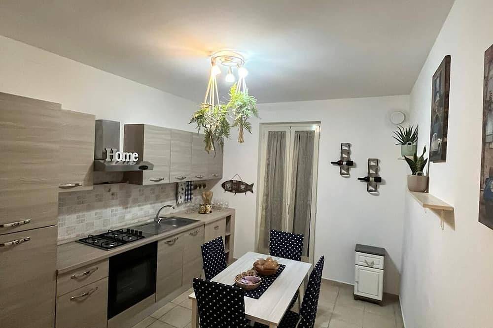 Entire apartment, Cozy, well-stocked, and well-lit ... located just minutes from the merav. Lake in Marta, Lake Bolsena