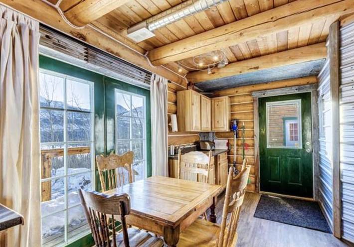 Log cabin for 4 people, with hot tub and terrace in Yukon