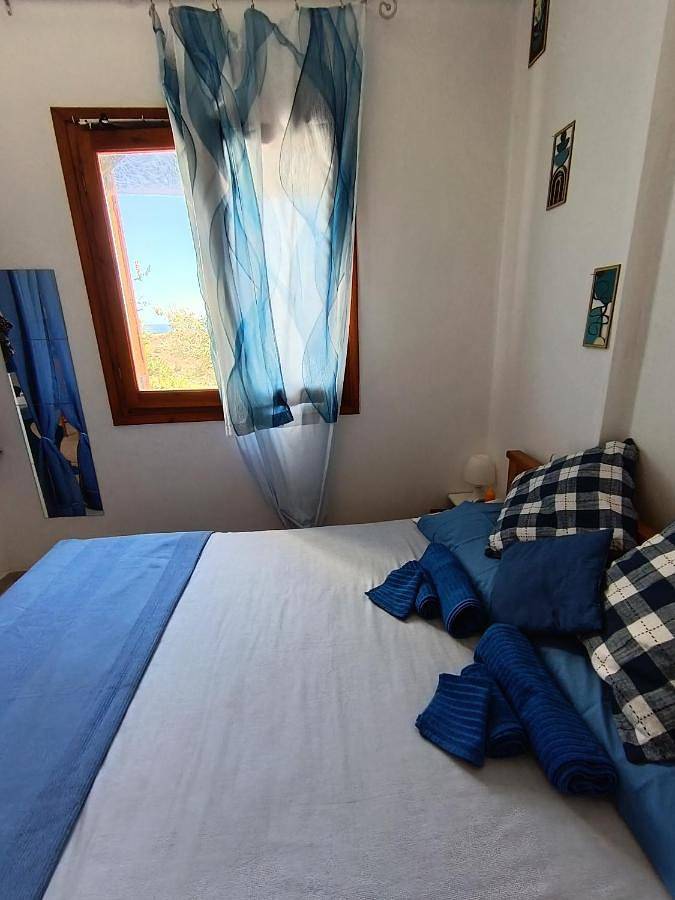Gîte pour 2 personnes, avec Balcon et Terrasse ainsi que Jardin et Vue dans Keratokambos - 4
