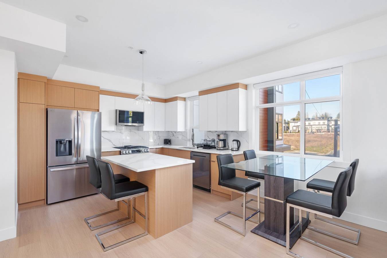 New & Modern 4Br Townhome | Rooftop + Garage in Distrito de Langley (Columbia Británica), Columbia Británica