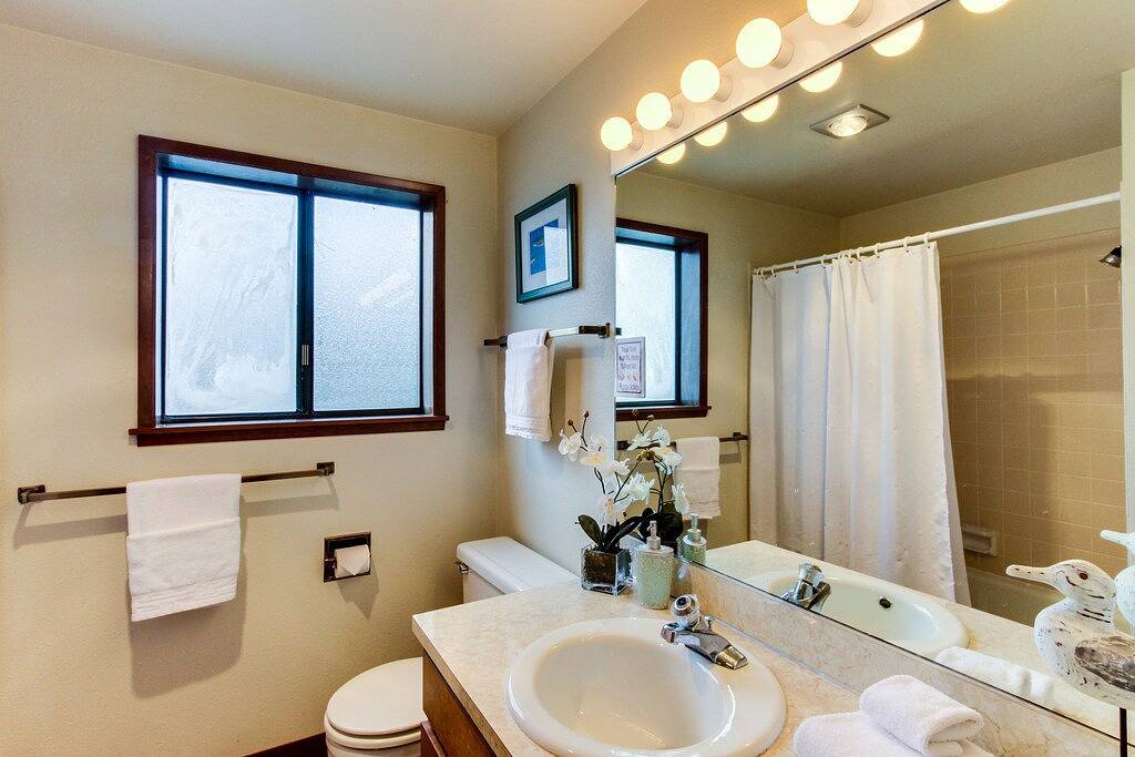 Hundefreundliches, modernes Landhaus mit Blick auf die Bucht und einfachem Zugang zum Strand in Gearhart, Clatsop County