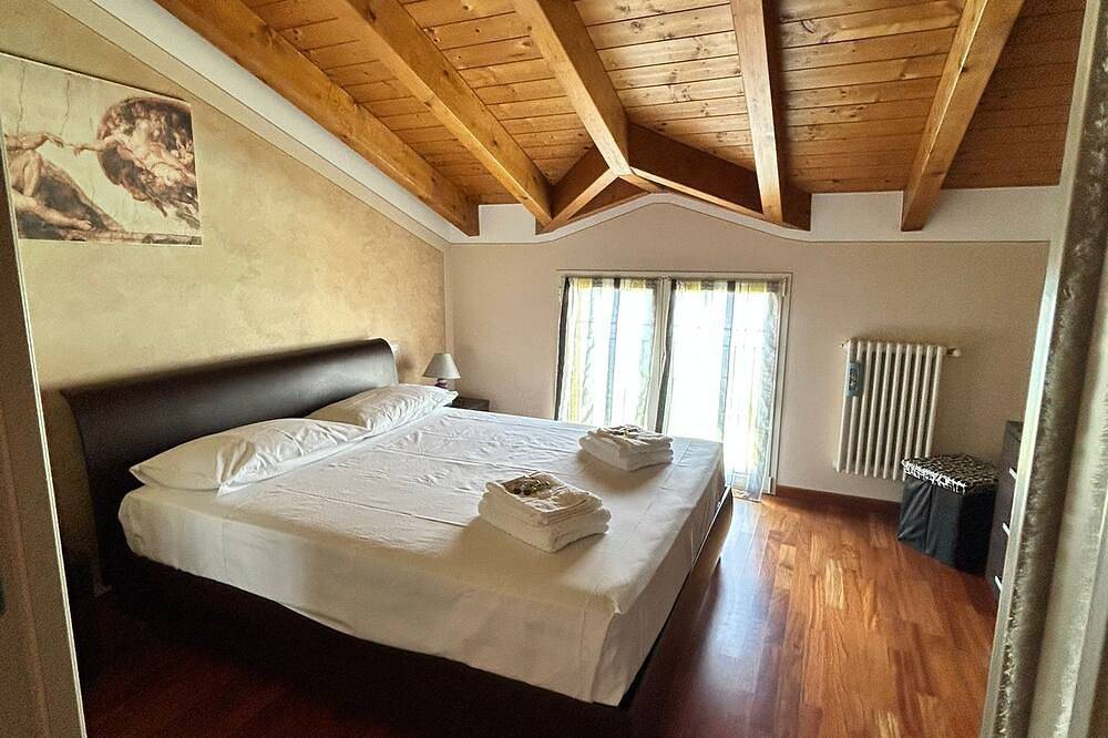 Ganze Wohnung, Apartment with a breathtaking view in a complex with an outdoor pool in Monte Isola, Iseosee