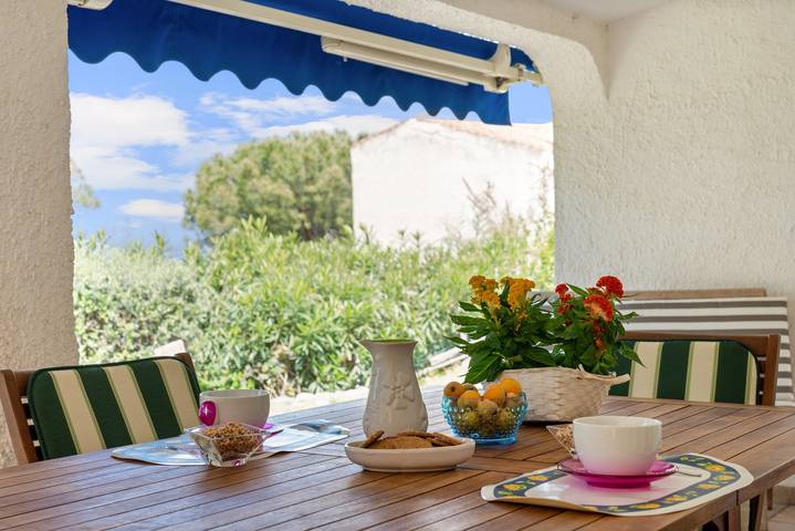 Villa 'Viola' mit Meerblick, Pool, Garten, Terrasse und Wlan in Torre delle Stelle, Maracalagonis