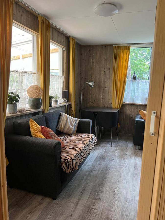 Ruime Chalet i/h bos met grote tuin en zwembad in Enschede, Twente