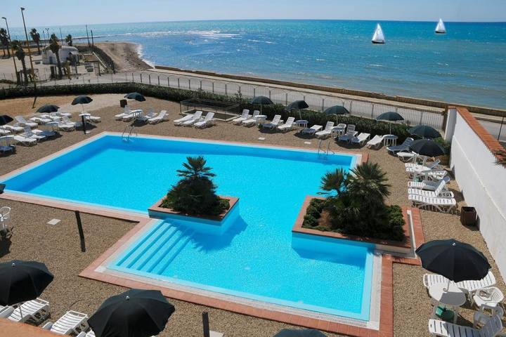Hôtel pour 3 personnes, avec piscine ainsi que vue et jardin - 1