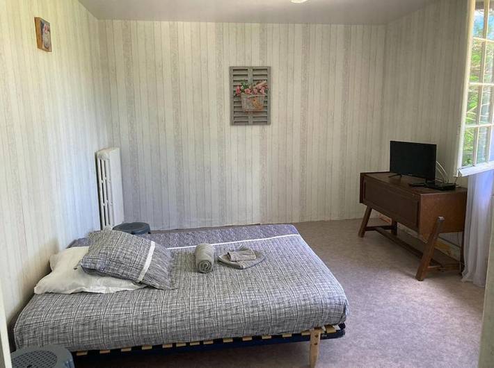 Gîte pour 6 personnes, avec vue ainsi que vue sur le lac et jardin à Compreignac - 3