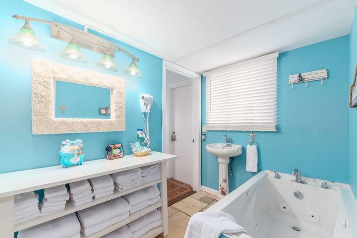 Vacation rental for 18 people, with pool and hot tub as well as yard in Hutchinson Island