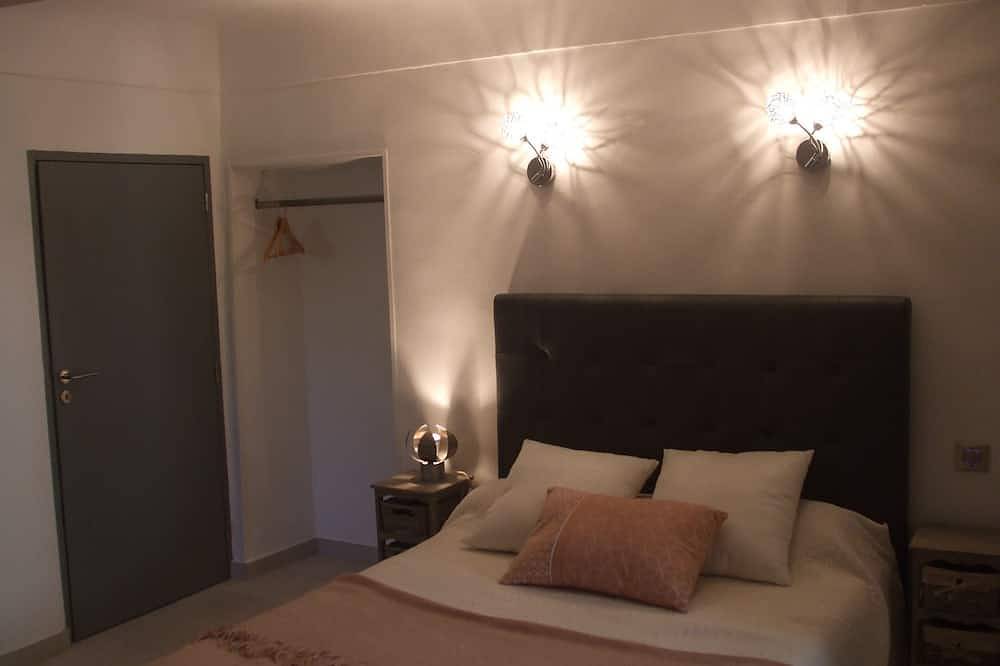 Hamlet house in Saint Saturnin-lès-Apt in the heart of the vineyards in the Luberon in Saint-Saturnin-lès-Apt, Parc naturel régional du Luberon