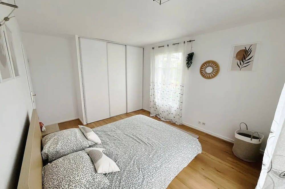Entire apartment, Disney & Olympics 2024: Family Apt w/ Terrace in Magny-le-Hongre, Seine-et-Marne