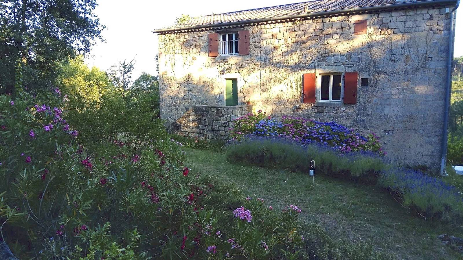 Propriété 12 ha, 22 p, piscine privée 15x6m in Sanilhac, Massif central